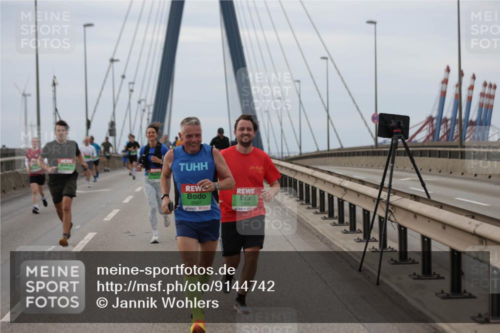 03.10.2025 - Köhlbrandbrückenlauf Jannik Wohlers http://msf.ph/oto/9144742 03.10.2025 15:46:08 Position 1 7304, 9567 meine-sportfotos.de