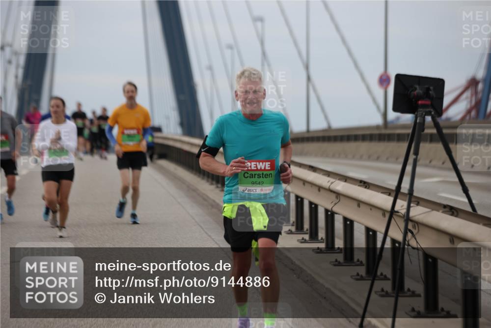 03.10.2025 - Köhlbrandbrückenlauf Jannik Wohlers http://msf.ph/oto/9144886 03.10.2025 15:46:19 Position 1 9542 meine-sportfotos.de