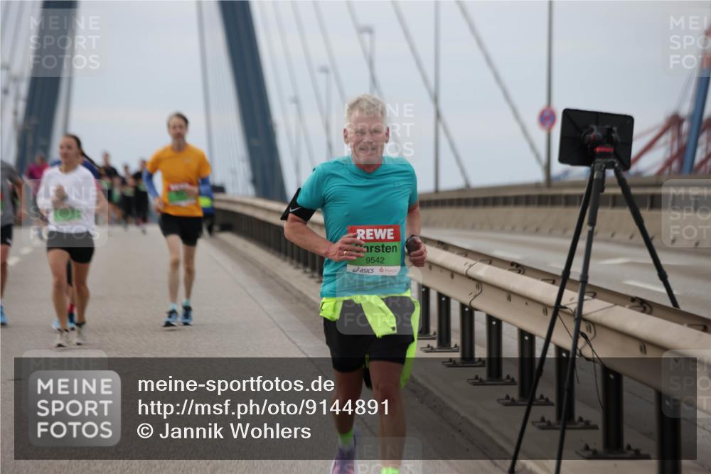 03.10.2025 - Köhlbrandbrückenlauf Jannik Wohlers http://msf.ph/oto/9144891 03.10.2025 15:46:19 Position 1 9542 meine-sportfotos.de