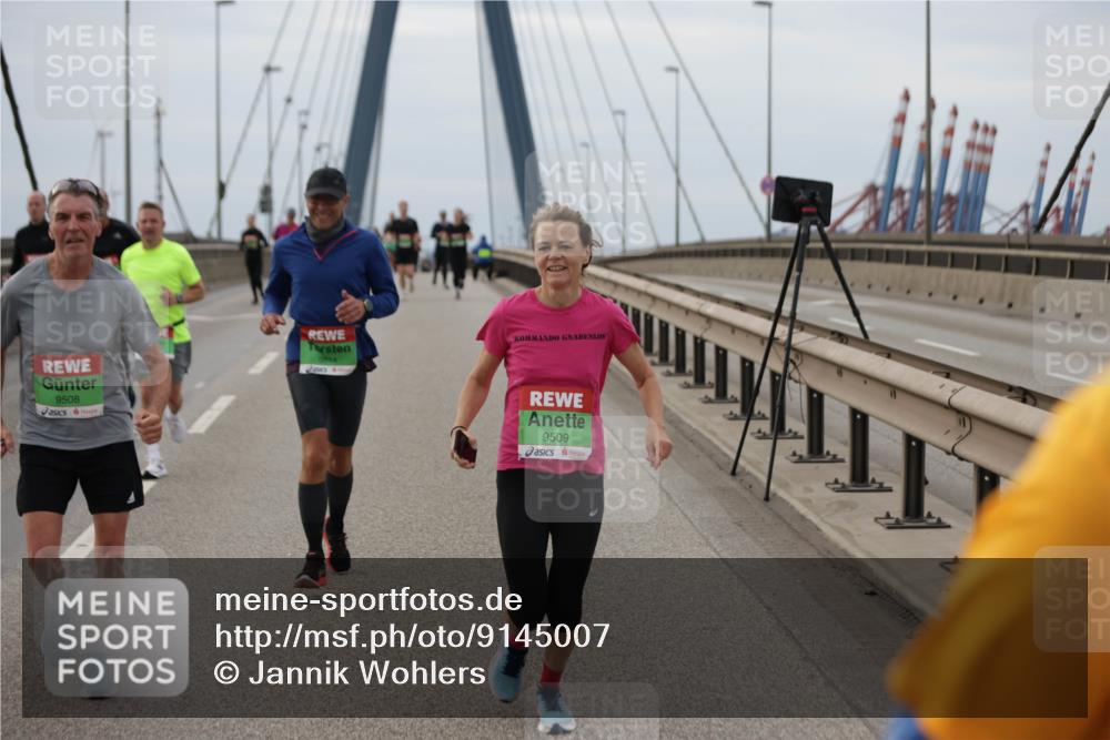 03.10.2025 - Köhlbrandbrückenlauf Jannik Wohlers http://msf.ph/oto/9145007 03.10.2025 15:46:25 Position 1 9508, 8014, 9509 meine-sportfotos.de