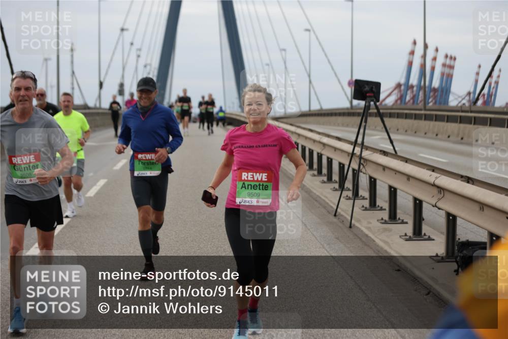 03.10.2025 - Köhlbrandbrückenlauf Jannik Wohlers http://msf.ph/oto/9145011 03.10.2025 15:46:26 Position 1 9508, 8014, 9509 meine-sportfotos.de