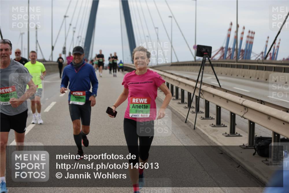 03.10.2025 - Köhlbrandbrückenlauf Jannik Wohlers http://msf.ph/oto/9145013 03.10.2025 15:46:26 Position 1 950, 8014, 9509 meine-sportfotos.de