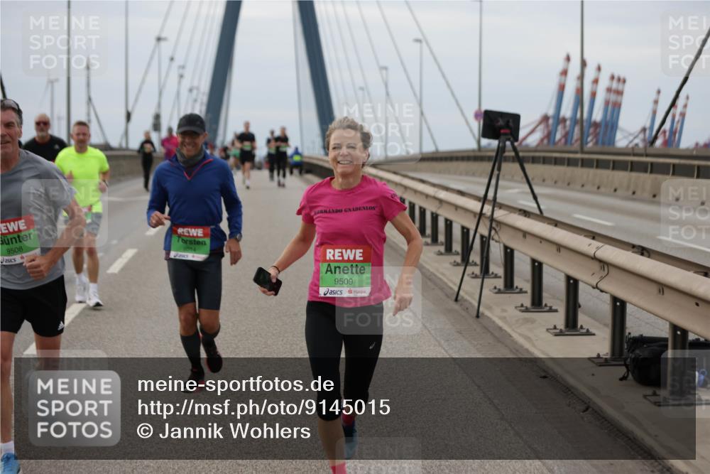 03.10.2025 - Köhlbrandbrückenlauf Jannik Wohlers http://msf.ph/oto/9145015 03.10.2025 15:46:26 Position 1 9508, 8014, 9509 meine-sportfotos.de
