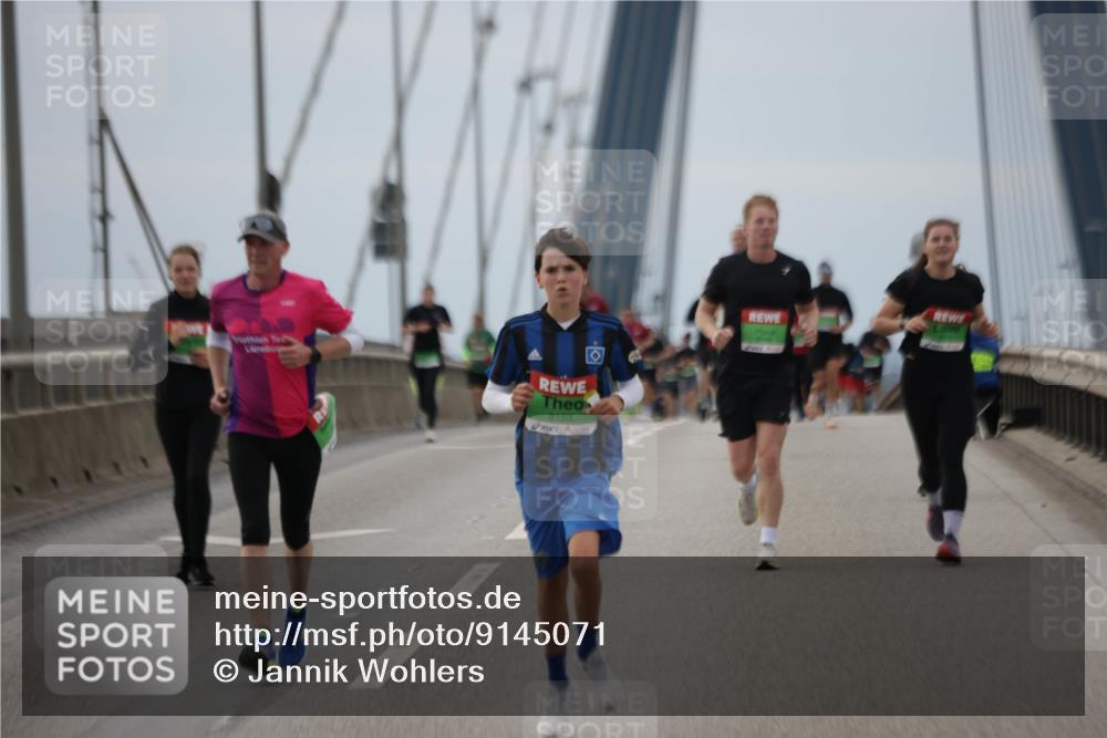 03.10.2025 - Köhlbrandbrückenlauf Jannik Wohlers http://msf.ph/oto/9145071 03.10.2025 15:46:29 Position 1 8153 meine-sportfotos.de