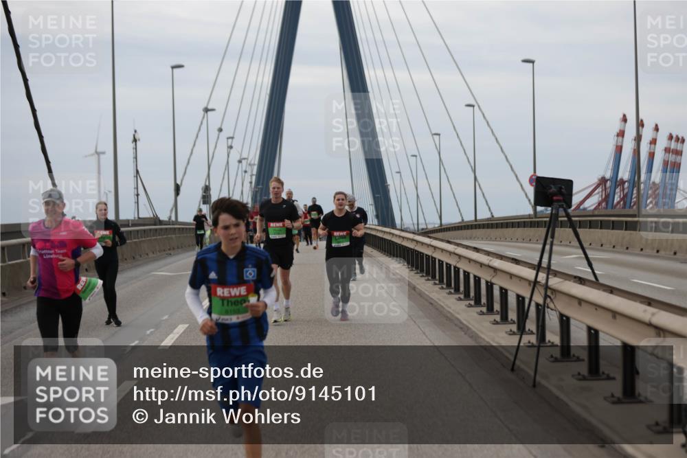 03.10.2025 - Köhlbrandbrückenlauf Jannik Wohlers http://msf.ph/oto/9145101 03.10.2025 15:46:33 Position 1 8153 meine-sportfotos.de