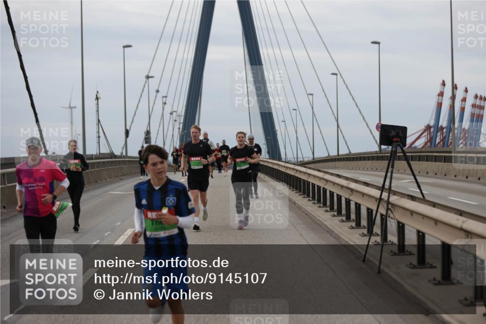 03.10.2025 - Köhlbrandbrückenlauf Jannik Wohlers http://msf.ph/oto/9145107 03.10.2025 15:46:33 Position 1  meine-sportfotos.de