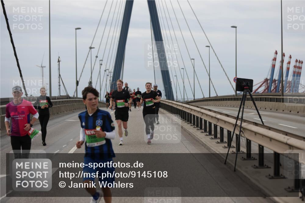 03.10.2025 - Köhlbrandbrückenlauf Jannik Wohlers http://msf.ph/oto/9145108 03.10.2025 15:46:33 Position 1 8158 meine-sportfotos.de