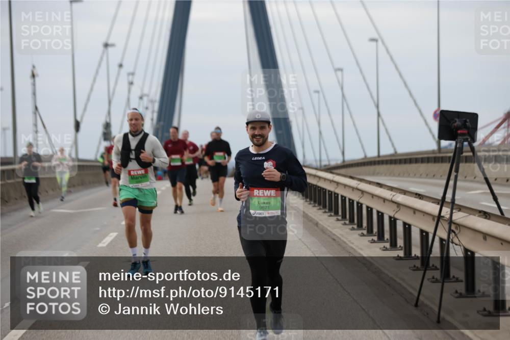 03.10.2025 - Köhlbrandbrückenlauf Jannik Wohlers http://msf.ph/oto/9145171 03.10.2025 15:46:39 Position 1 9671 meine-sportfotos.de