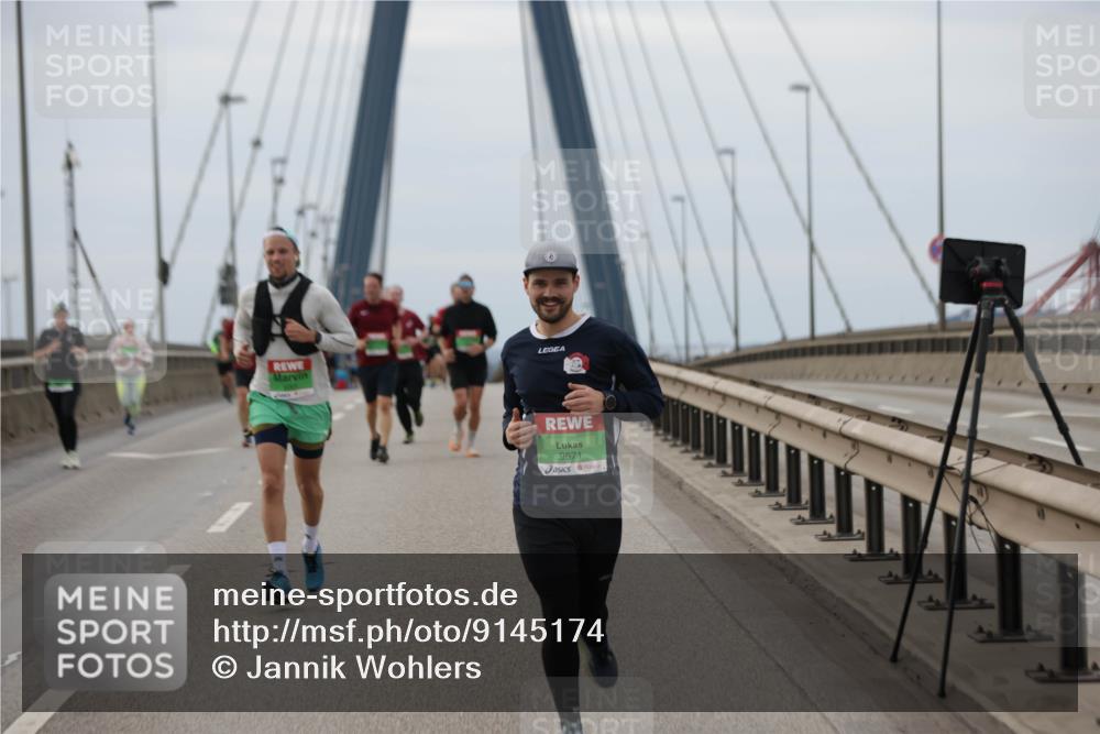 03.10.2025 - Köhlbrandbrückenlauf Jannik Wohlers http://msf.ph/oto/9145174 03.10.2025 15:46:39 Position 1 9671 meine-sportfotos.de