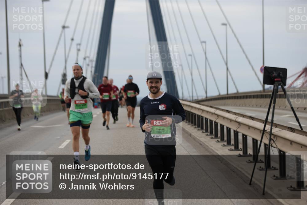 03.10.2025 - Köhlbrandbrückenlauf Jannik Wohlers http://msf.ph/oto/9145177 03.10.2025 15:46:39 Position 1 9671 meine-sportfotos.de