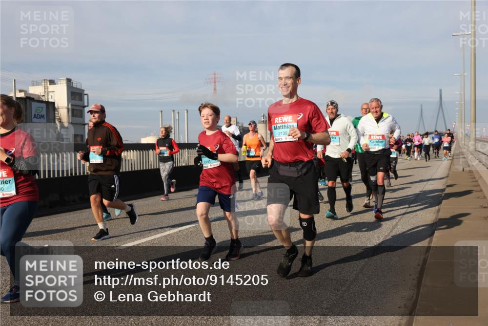 03.10.2025 - Köhlbrandbrückenlauf Lena Gebhardt http://msf.ph/oto/9145205 03.10.2025 10:02:49 Position 2 40, 2141, 2139, 3675 meine-sportfotos.de