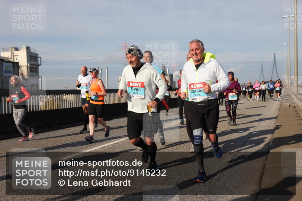 03.10.2025 - Köhlbrandbrückenlauf Lena Gebhardt http://msf.ph/oto/9145232 03.10.2025 10:02:50 Position 2 3677, 3675 meine-sportfotos.de