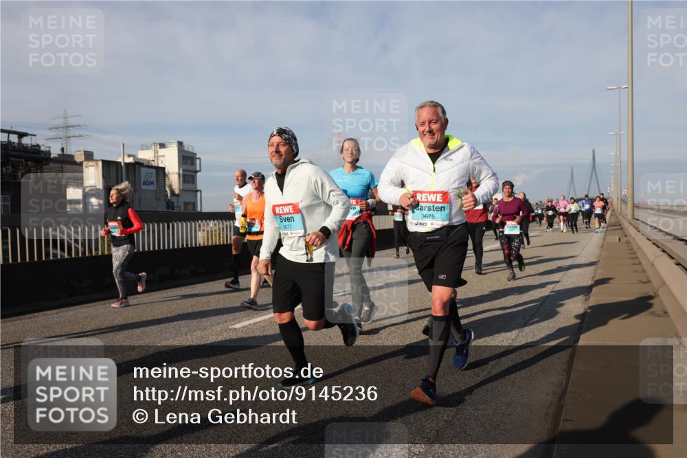 03.10.2025 - Köhlbrandbrückenlauf Lena Gebhardt http://msf.ph/oto/9145236 03.10.2025 10:02:50 Position 2 3677, 3675 meine-sportfotos.de