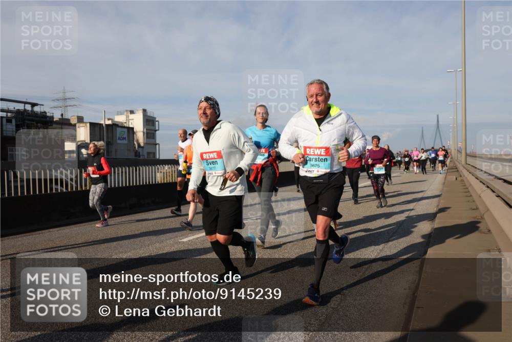 03.10.2025 - Köhlbrandbrückenlauf Lena Gebhardt http://msf.ph/oto/9145239 03.10.2025 10:02:50 Position 2 3677, 3675 meine-sportfotos.de