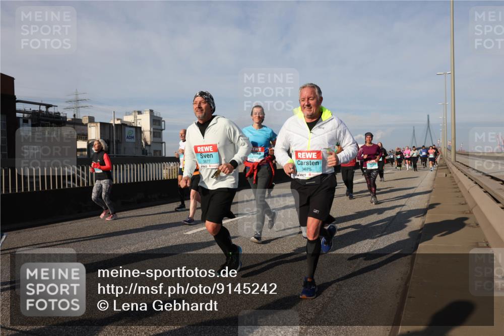 03.10.2025 - Köhlbrandbrückenlauf Lena Gebhardt http://msf.ph/oto/9145242 03.10.2025 10:02:50 Position 2 3677, 2414, 3675 meine-sportfotos.de