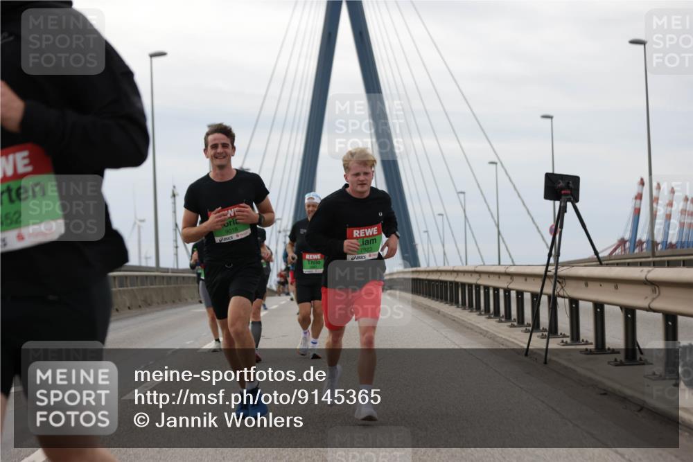 03.10.2025 - Köhlbrandbrückenlauf Jannik Wohlers http://msf.ph/oto/9145365 03.10.2025 15:47:01 Position 1 452, 9018, 7623 meine-sportfotos.de