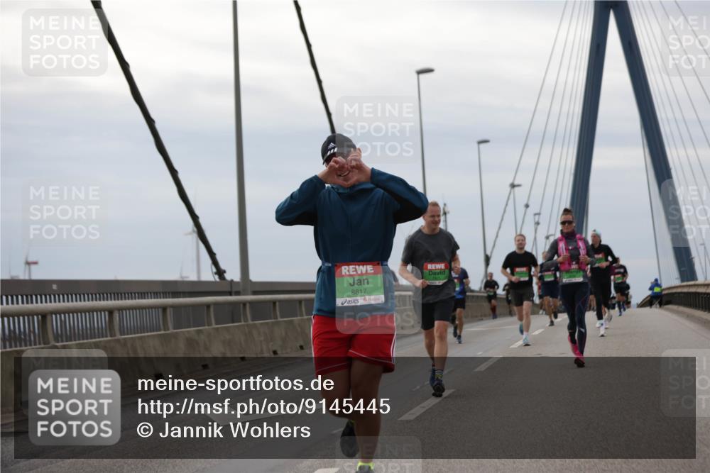 03.10.2025 - Köhlbrandbrückenlauf Jannik Wohlers http://msf.ph/oto/9145445 03.10.2025 15:47:08 Position 1 8817 meine-sportfotos.de