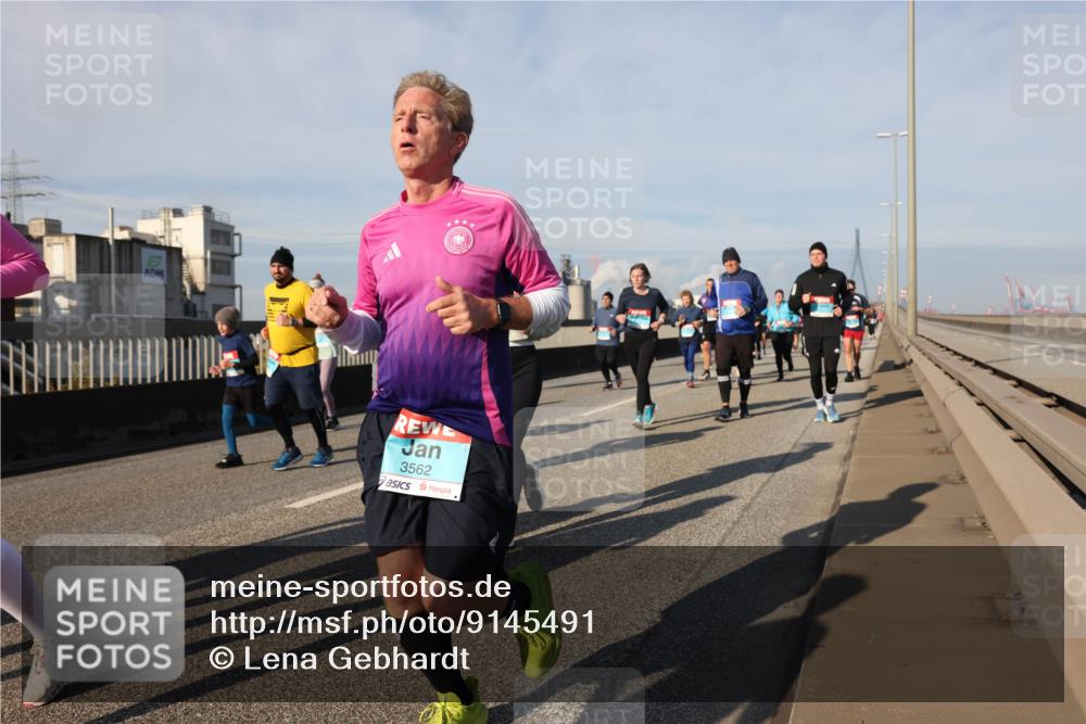 03.10.2025 - Köhlbrandbrückenlauf Lena Gebhardt http://msf.ph/oto/9145491 03.10.2025 10:03:00 Position 2 3562 meine-sportfotos.de