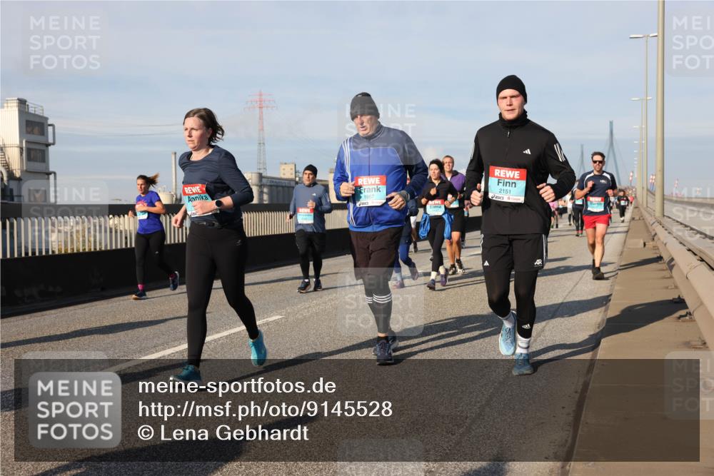 03.10.2025 - Köhlbrandbrückenlauf Lena Gebhardt http://msf.ph/oto/9145528 03.10.2025 10:03:02 Position 2 44, 1967, 2151 meine-sportfotos.de
