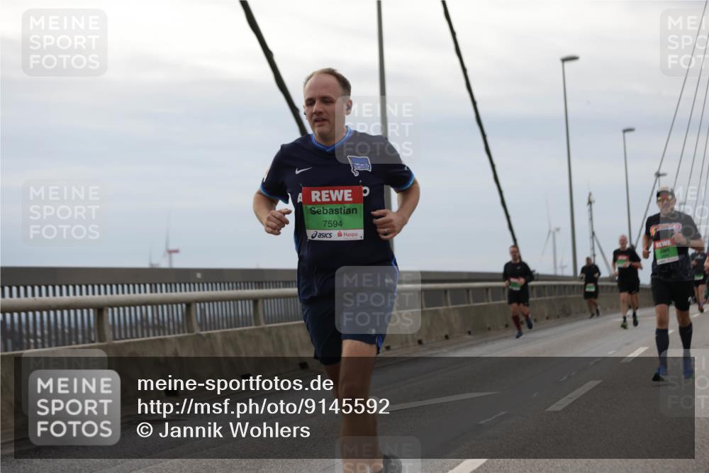 03.10.2025 - Köhlbrandbrückenlauf Jannik Wohlers http://msf.ph/oto/9145592 03.10.2025 15:47:18 Position 1 7594 meine-sportfotos.de