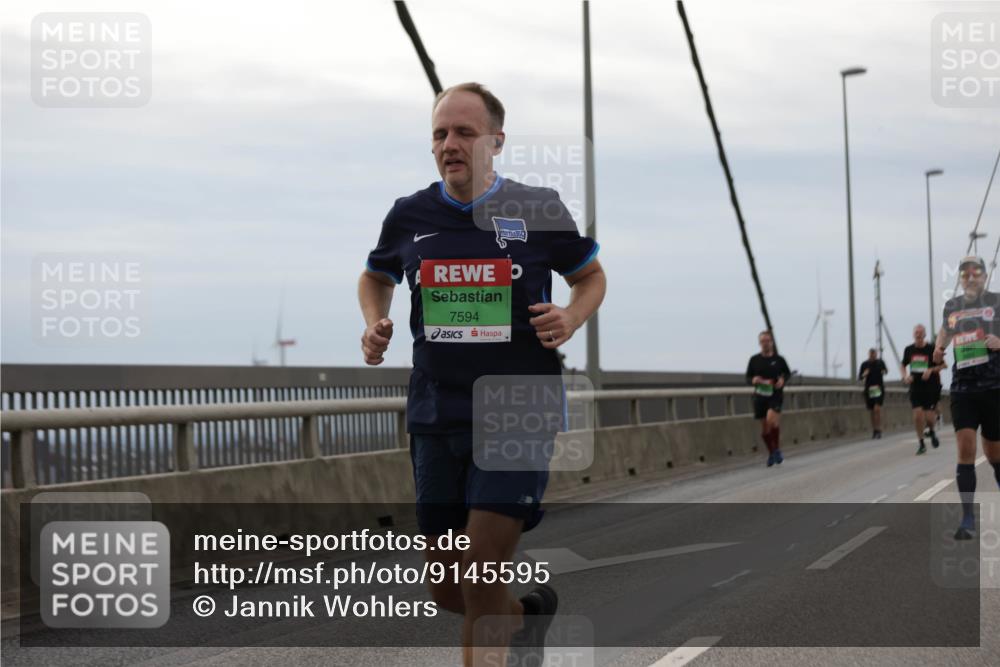 03.10.2025 - Köhlbrandbrückenlauf Jannik Wohlers http://msf.ph/oto/9145595 03.10.2025 15:47:18 Position 1 7594 meine-sportfotos.de