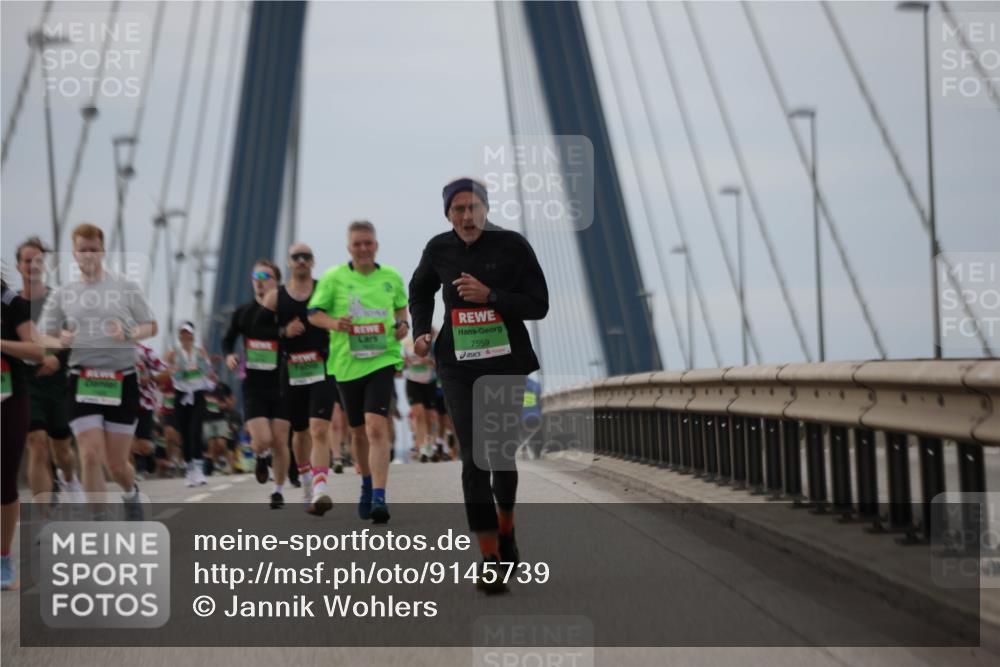 03.10.2025 - Köhlbrandbrückenlauf Jannik Wohlers http://msf.ph/oto/9145739 03.10.2025 15:47:32 Position 1 7559 meine-sportfotos.de