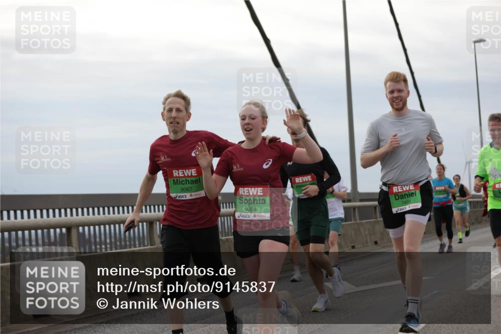 03.10.2025 - Köhlbrandbrückenlauf Jannik Wohlers http://msf.ph/oto/9145837 03.10.2025 15:47:39 Position 1 9067, 9068, 120, 7469 meine-sportfotos.de
