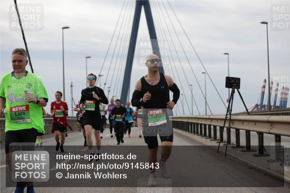 03.10.2025 - Köhlbrandbrückenlauf Jannik Wohlers http://msf.ph/oto/9145843 03.10.2025 15:47:40 Position 1 7615, 7753 meine-sportfotos.de