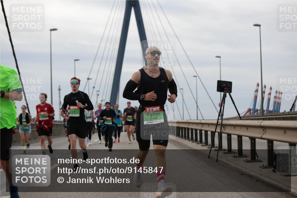 03.10.2025 - Köhlbrandbrückenlauf Jannik Wohlers http://msf.ph/oto/9145847 03.10.2025 15:47:40 Position 1 7753 meine-sportfotos.de