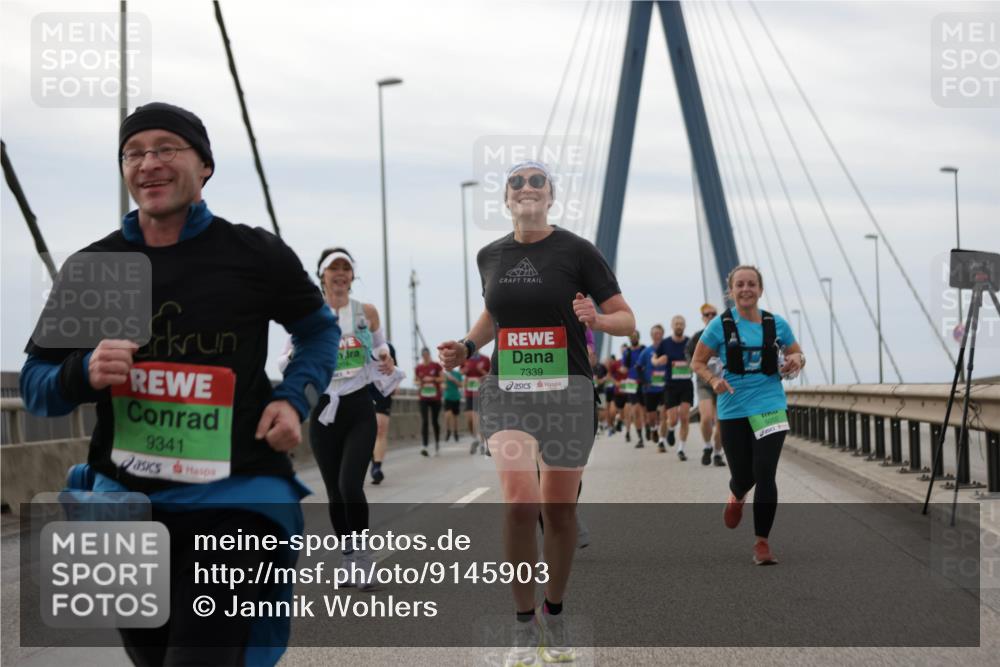 03.10.2025 - Köhlbrandbrückenlauf Jannik Wohlers http://msf.ph/oto/9145903 03.10.2025 15:47:45 Position 1 9341, 7339, 9202 meine-sportfotos.de