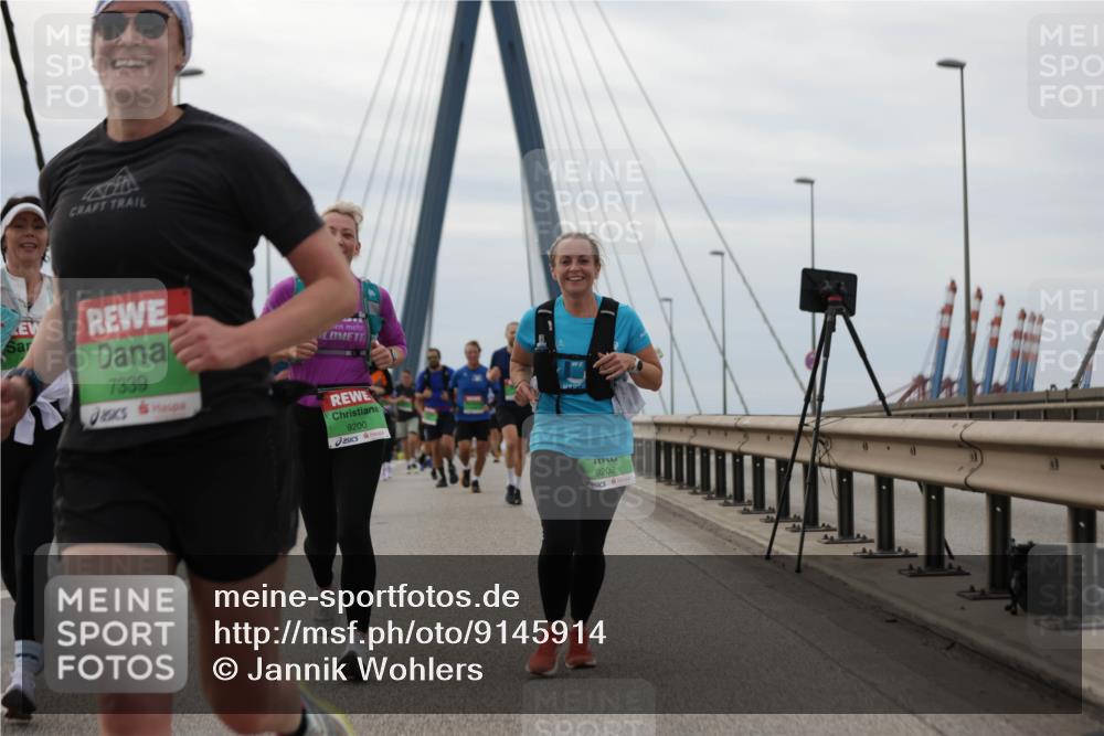 03.10.2025 - Köhlbrandbrückenlauf Jannik Wohlers http://msf.ph/oto/9145914 03.10.2025 15:47:46 Position 1 7339, 9200, 9202 meine-sportfotos.de