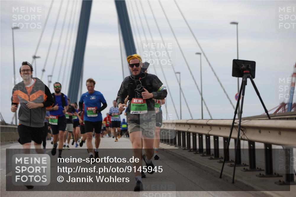 03.10.2025 - Köhlbrandbrückenlauf Jannik Wohlers http://msf.ph/oto/9145945 03.10.2025 15:47:48 Position 1 9169 meine-sportfotos.de
