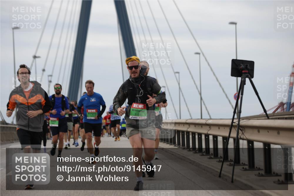 03.10.2025 - Köhlbrandbrückenlauf Jannik Wohlers http://msf.ph/oto/9145947 03.10.2025 15:47:48 Position 1 9169 meine-sportfotos.de