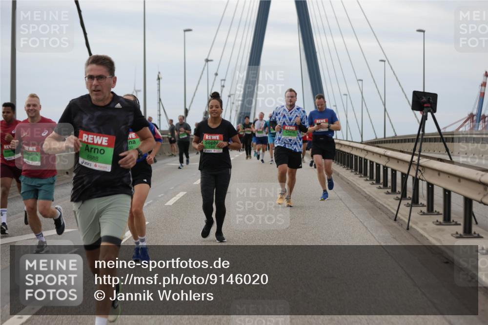 03.10.2025 - Köhlbrandbrückenlauf Jannik Wohlers http://msf.ph/oto/9146020 03.10.2025 15:47:57 Position 1 8888, 230, 74436, 12 meine-sportfotos.de