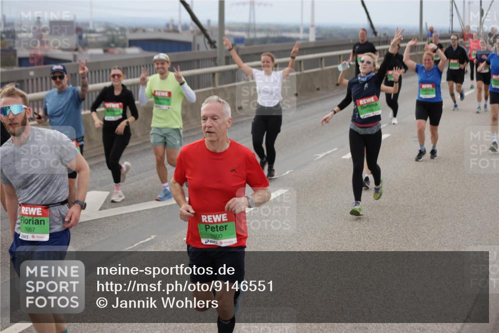 03.10.2025 - Köhlbrandbrückenlauf Jannik Wohlers http://msf.ph/oto/9146551 03.10.2025 15:49:22 Position 1 7667, 7800, 7775 meine-sportfotos.de