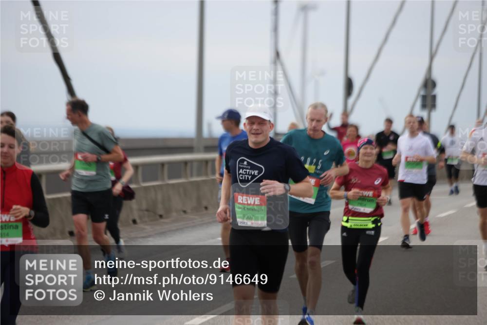 03.10.2025 - Köhlbrandbrückenlauf Jannik Wohlers http://msf.ph/oto/9146649 03.10.2025 15:49:34 Position 1 514, 9307, 7864 meine-sportfotos.de