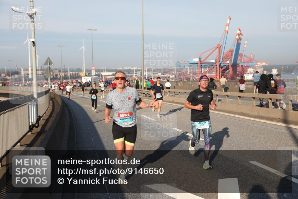 03.10.2025 - Köhlbrandbrückenlauf Yannick Fuchs http://msf.ph/oto/9146650 03.10.2025 08:36:50 Position 2 3592, 3087, 2125 meine-sportfotos.de