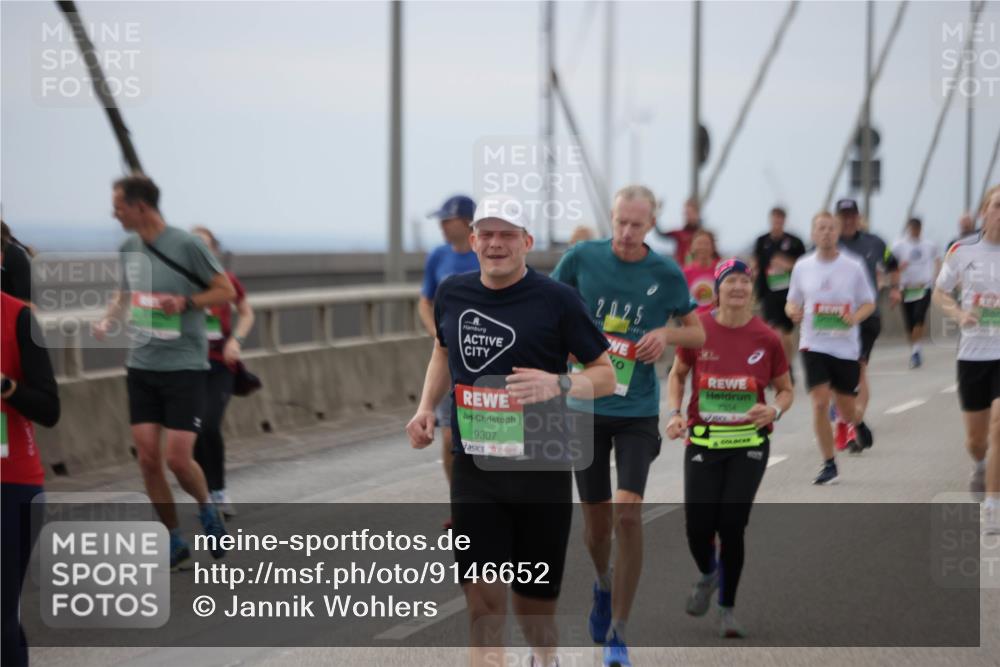 03.10.2025 - Köhlbrandbrückenlauf Jannik Wohlers http://msf.ph/oto/9146652 03.10.2025 15:49:35 Position 1 2, 025, 9307 meine-sportfotos.de