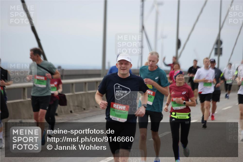 03.10.2025 - Köhlbrandbrückenlauf Jannik Wohlers http://msf.ph/oto/9146660 03.10.2025 15:49:35 Position 1 9307 meine-sportfotos.de