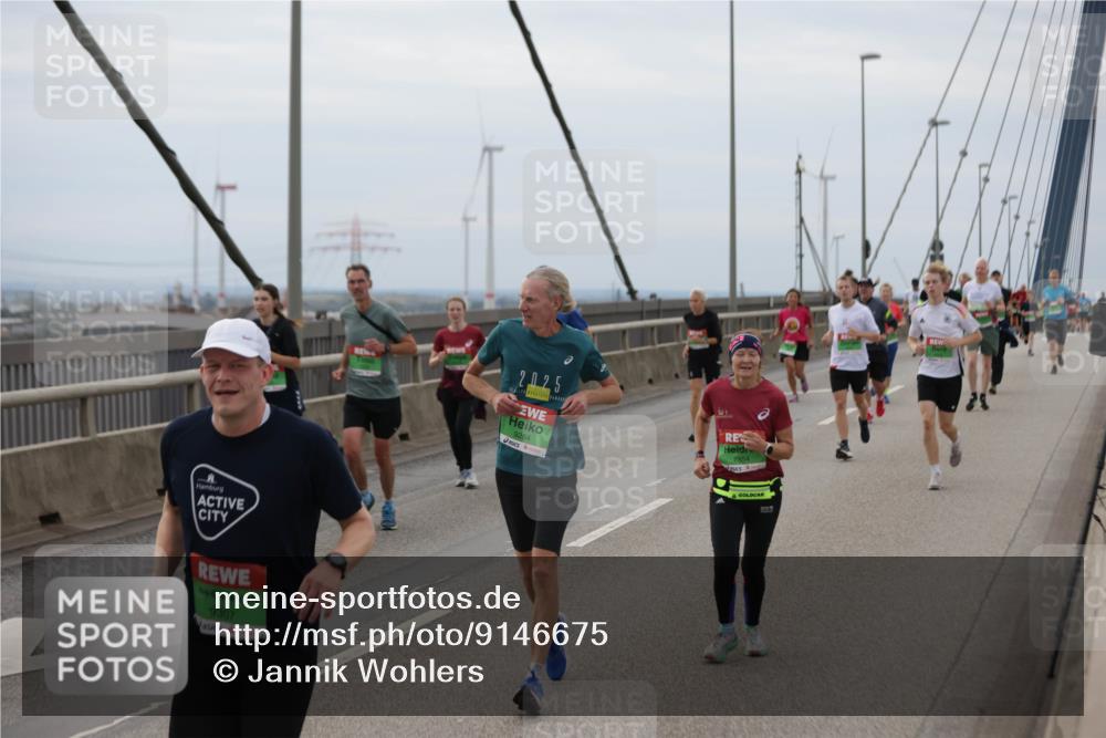 03.10.2025 - Köhlbrandbrückenlauf Jannik Wohlers http://msf.ph/oto/9146675 03.10.2025 15:49:38 Position 1 9307, 2025, 9284, 7854 meine-sportfotos.de