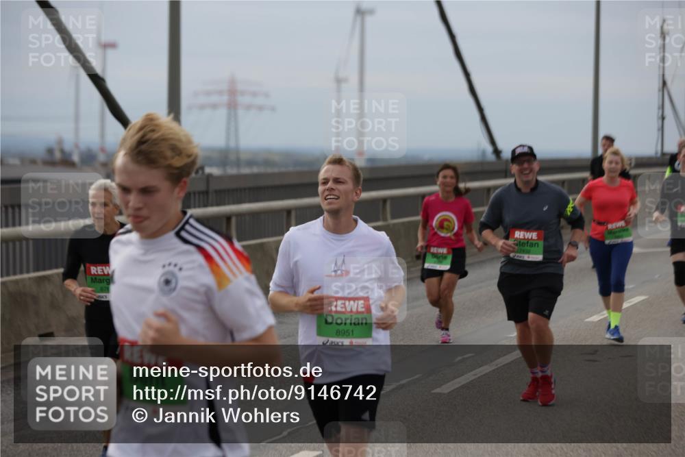 03.10.2025 - Köhlbrandbrückenlauf Jannik Wohlers http://msf.ph/oto/9146742 03.10.2025 15:49:43 Position 1 876, 8951, 7432 meine-sportfotos.de