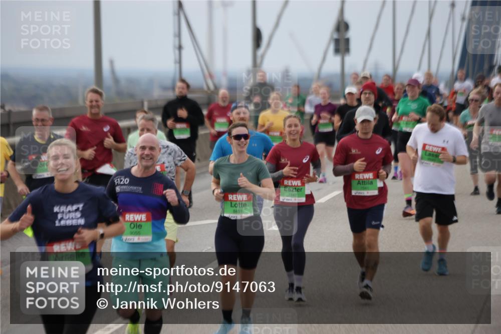03.10.2025 - Köhlbrandbrückenlauf Jannik Wohlers http://msf.ph/oto/9147063 03.10.2025 15:50:14 Position 1 120, 9152, 9055, 11, 7542, 8451, 10 meine-sportfotos.de