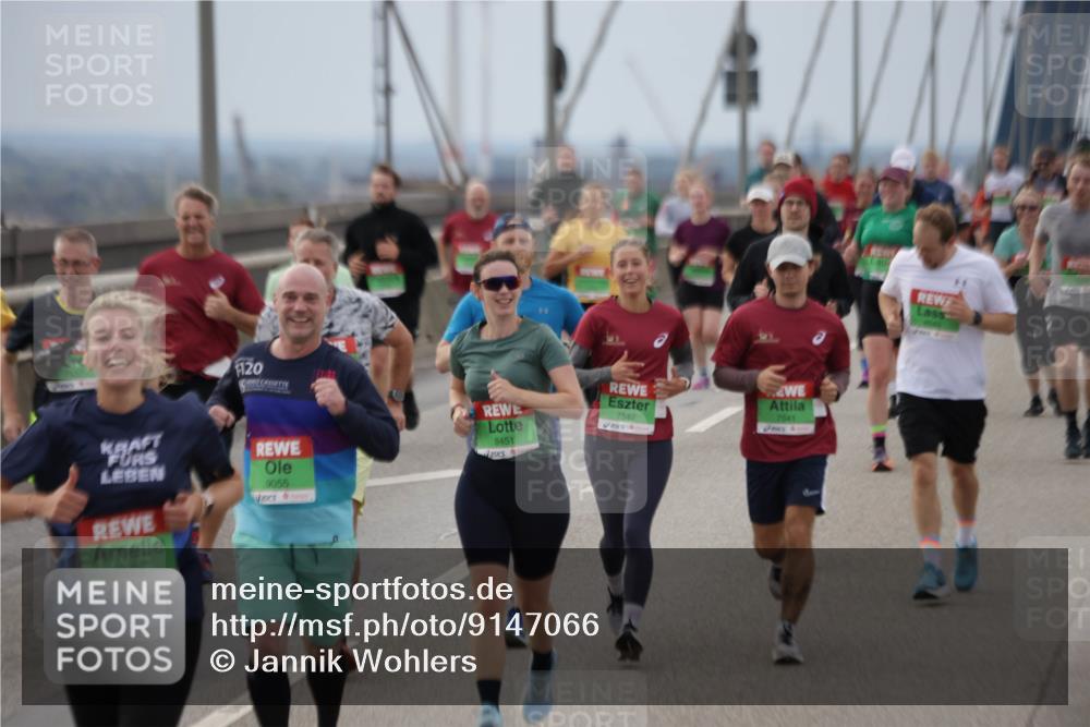 03.10.2025 - Köhlbrandbrückenlauf Jannik Wohlers http://msf.ph/oto/9147066 03.10.2025 15:50:14 Position 1 120, 8451, 9055, 9752, 7542, 7541 meine-sportfotos.de
