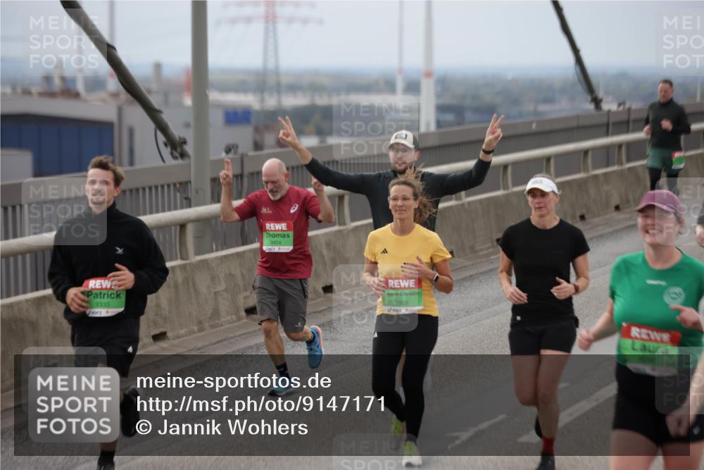 03.10.2025 - Köhlbrandbrückenlauf Jannik Wohlers http://msf.ph/oto/9147171 03.10.2025 15:50:23 Position 1 9333, 9454, 7886 meine-sportfotos.de