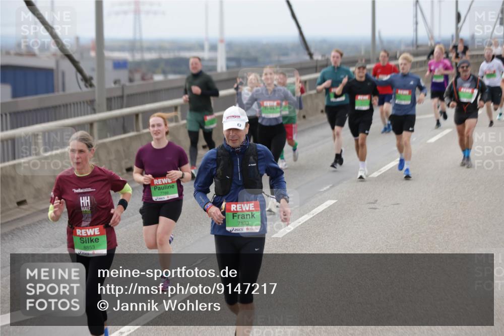 03.10.2025 - Köhlbrandbrückenlauf Jannik Wohlers http://msf.ph/oto/9147217 03.10.2025 15:50:27 Position 1 7786, 8853, 7133 meine-sportfotos.de