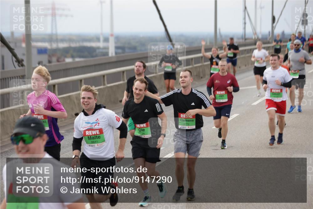 03.10.2025 - Köhlbrandbrückenlauf Jannik Wohlers http://msf.ph/oto/9147290 03.10.2025 15:50:34 Position 1 8841, 8774, 8772 meine-sportfotos.de