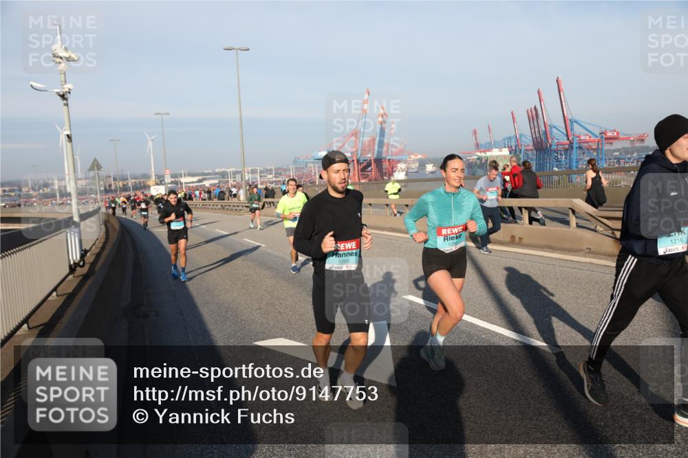03.10.2025 - Köhlbrandbrückenlauf Yannick Fuchs http://msf.ph/oto/9147753 03.10.2025 08:38:55 Position 2 1205, 1280, 1216 meine-sportfotos.de