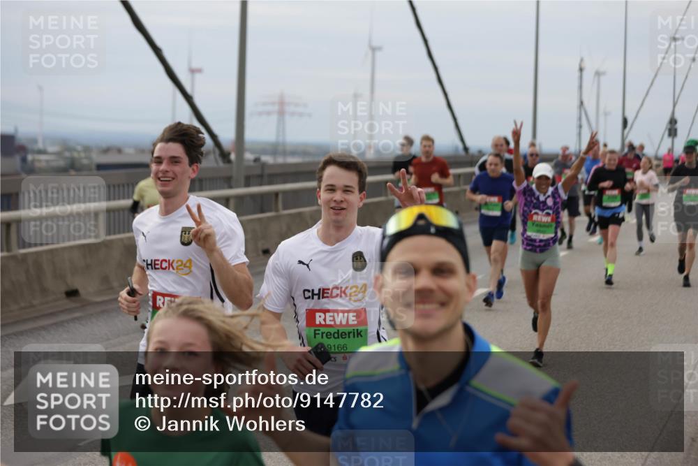 03.10.2025 - Köhlbrandbrückenlauf Jannik Wohlers http://msf.ph/oto/9147782 03.10.2025 15:51:24 Position 1 30, 24, 24, 9166 meine-sportfotos.de