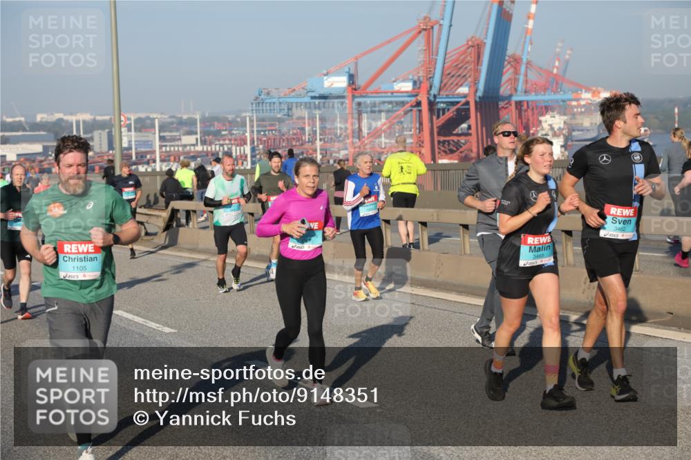03.10.2025 - Köhlbrandbrückenlauf Yannick Fuchs http://msf.ph/oto/9148351 03.10.2025 08:39:47 Position 2 1105, 3465, 3462 meine-sportfotos.de