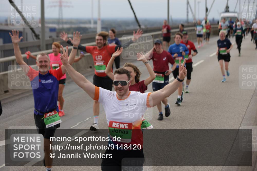 03.10.2025 - Köhlbrandbrückenlauf Jannik Wohlers http://msf.ph/oto/9148420 03.10.2025 15:52:33 Position 1 8899, 7810, 8898 meine-sportfotos.de